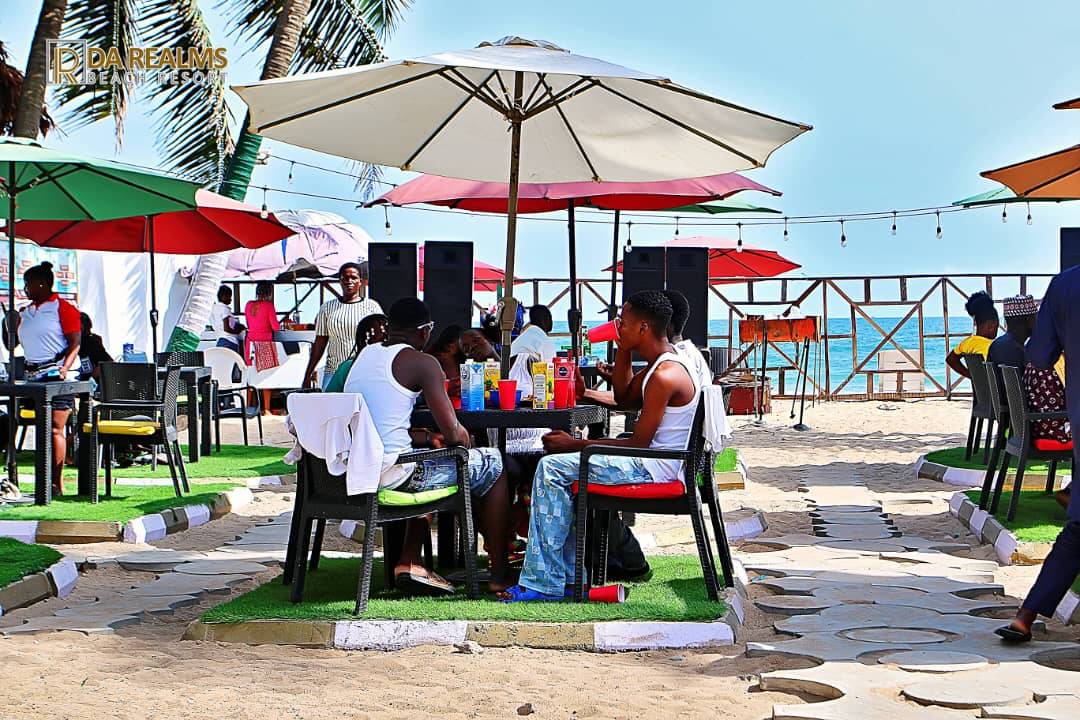 Ground sit-out with guests